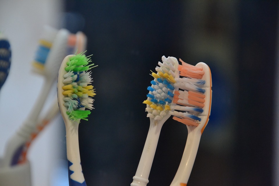 Jak uniknąć bakterii na szczoteczce do zębów