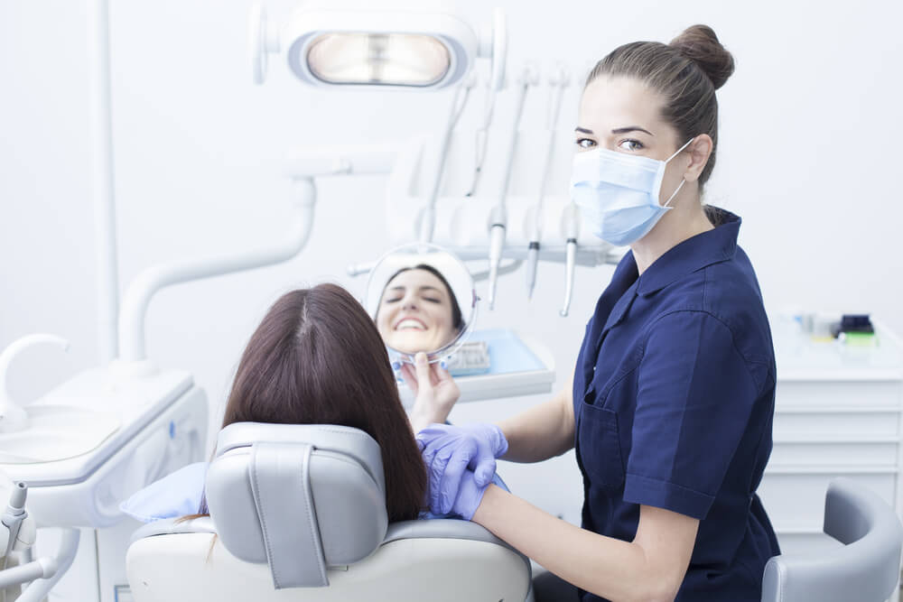 Skaling, piaskowanie i fluoryzacja – różnice między zabiegami higienizacji